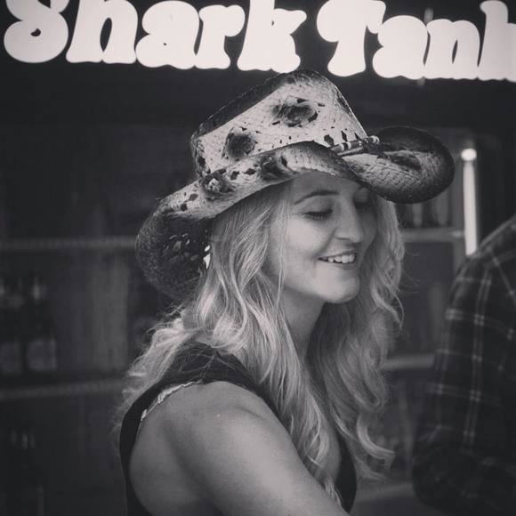 Meet your Posher, Andrea - Picture 2 of 2